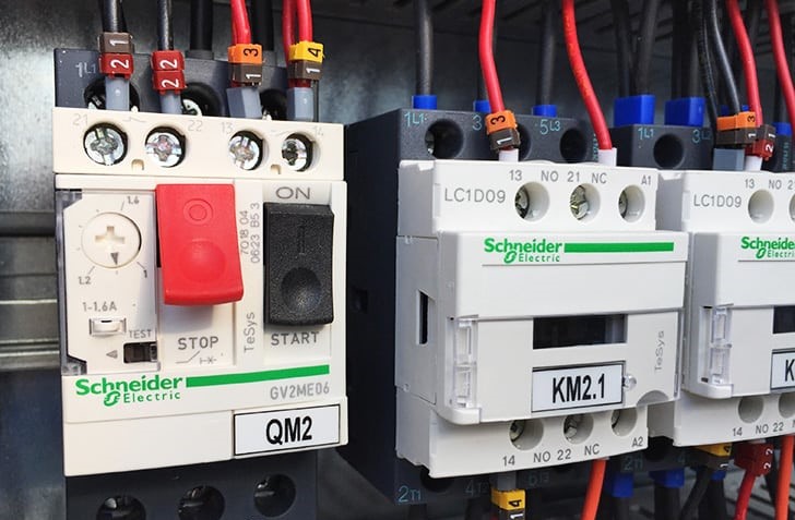 چگونه رله اضافه بار موتور را درست تنظیم کنیم؟